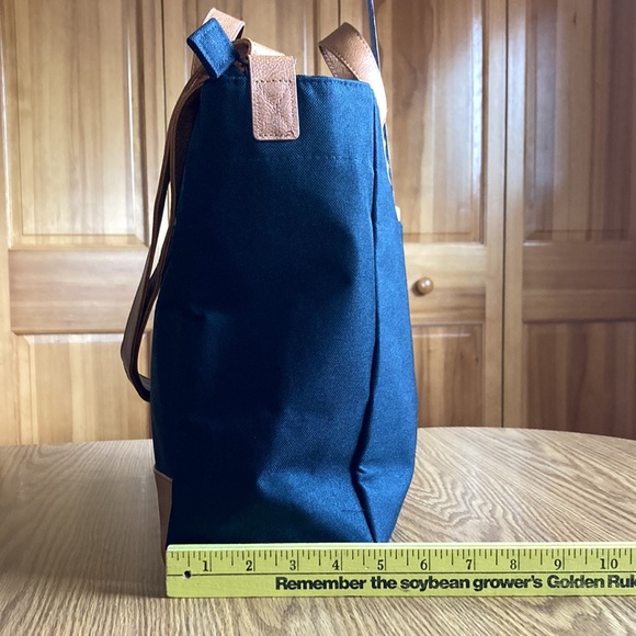 31 Thirty one Step-Up Tote - Picture 4 of 8